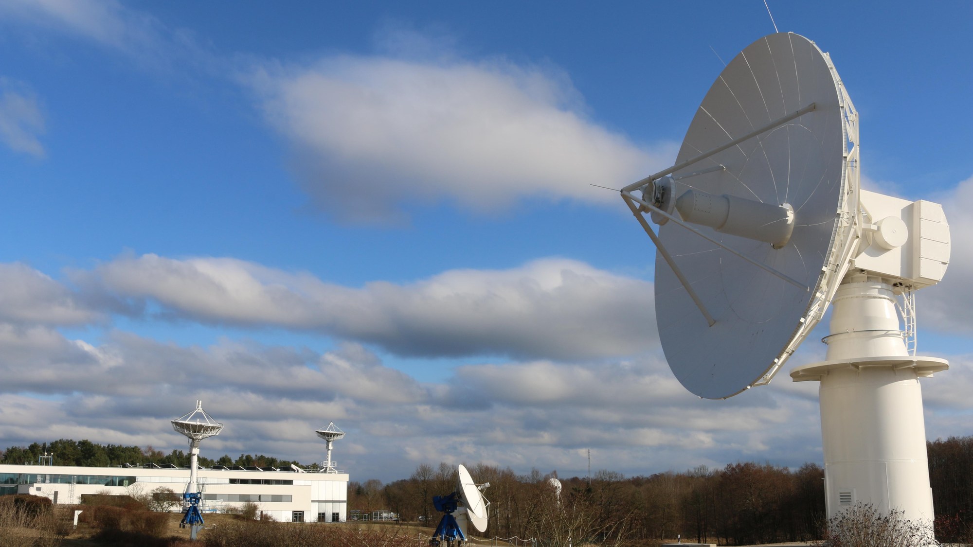 Die neue Tri-Band-Antenne am DLR-Standort Neustrelitz