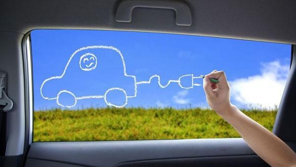 Zeichnung eines Elektroautos auf einem Autofenster