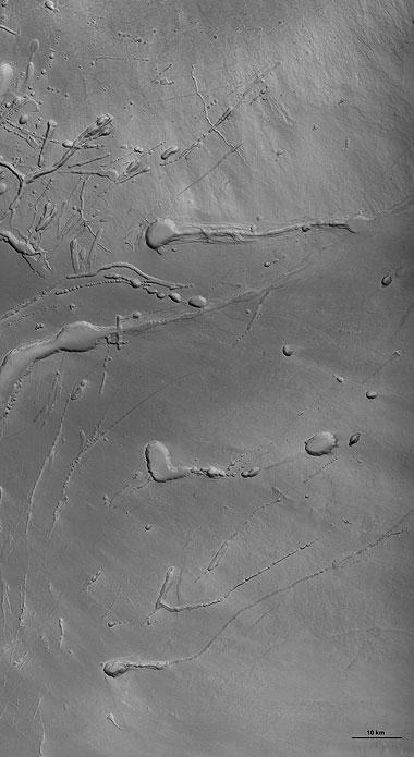 Eingestürzte Lavakanäle am Marsvulkan Ascraeus Mons (s-w)