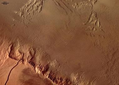 Riesige Abbruchkante am Mars-Vulkan Olympus Mons
