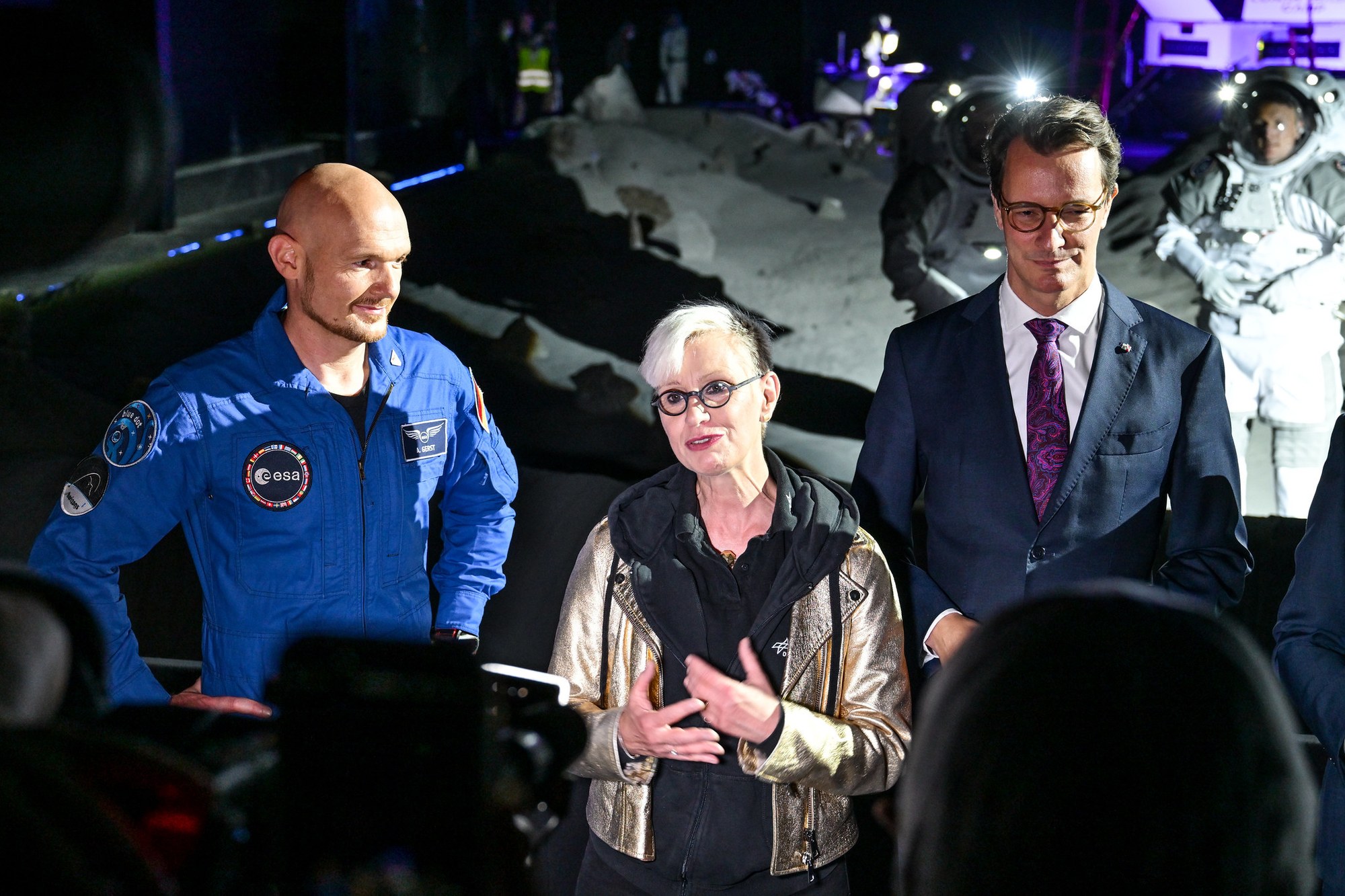 ESA-Astronaut Alexander Gerst, DLR-Vorstandsvorsitzende Prof. Dr.-Ing. Anke Kaysser-Pyzalla und NRW-Ministerpräsident Hendrik Wüst in der LUNA-Anlage anlässlich der Eröffnung am 25. September 2024.