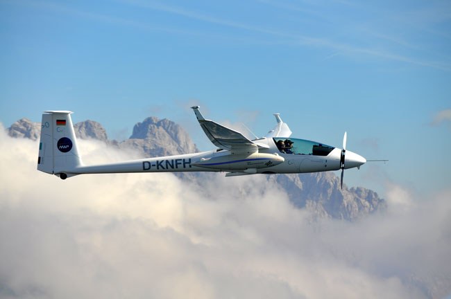 Forschungsflugzeug mit MACS-Himalaya Luftbildkamerasystem in den Alpen