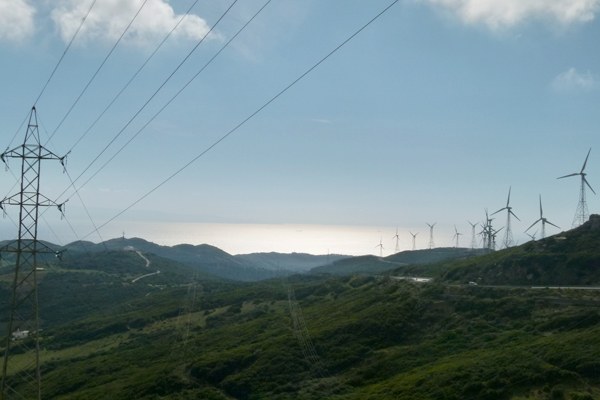 Mehr Stromleitungen, wie hier am südlichen Zipfel Spaniens mit Blick über die Meerenge von Gibraltar nach Marokko, stehen im Mittelpunkt der neuen Energiestrategie der Europäischen Union. So können Solar- als auch Windstrom aus Spanien besser nach Frankreich und Zentraleuropa gelangen. Bild: Jan Oliver Löfken