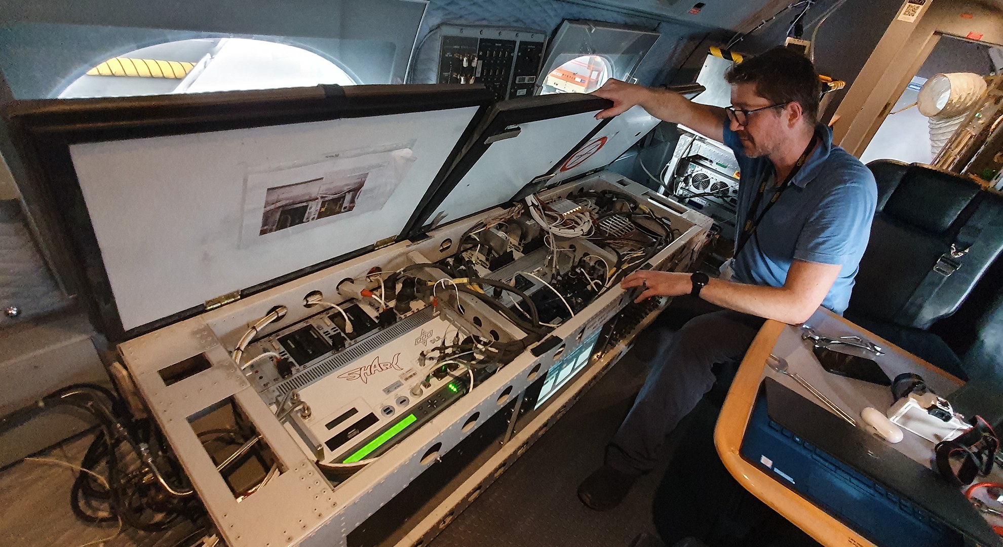 Christian Mallaun bereitet die Geräte an Bord für den Flug vor