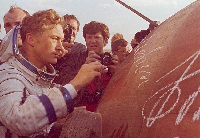 Sigmund Jähn schreibt auf die Landekapsel