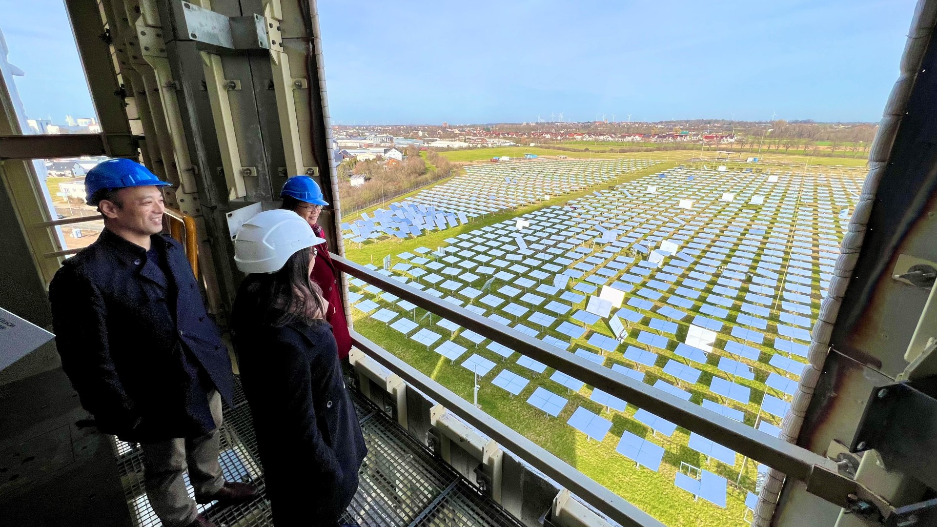 Forschende blicken aus dem 6. Stock des Solarturms auf das Spiegelfeld mit über 2000 Heliostaten.