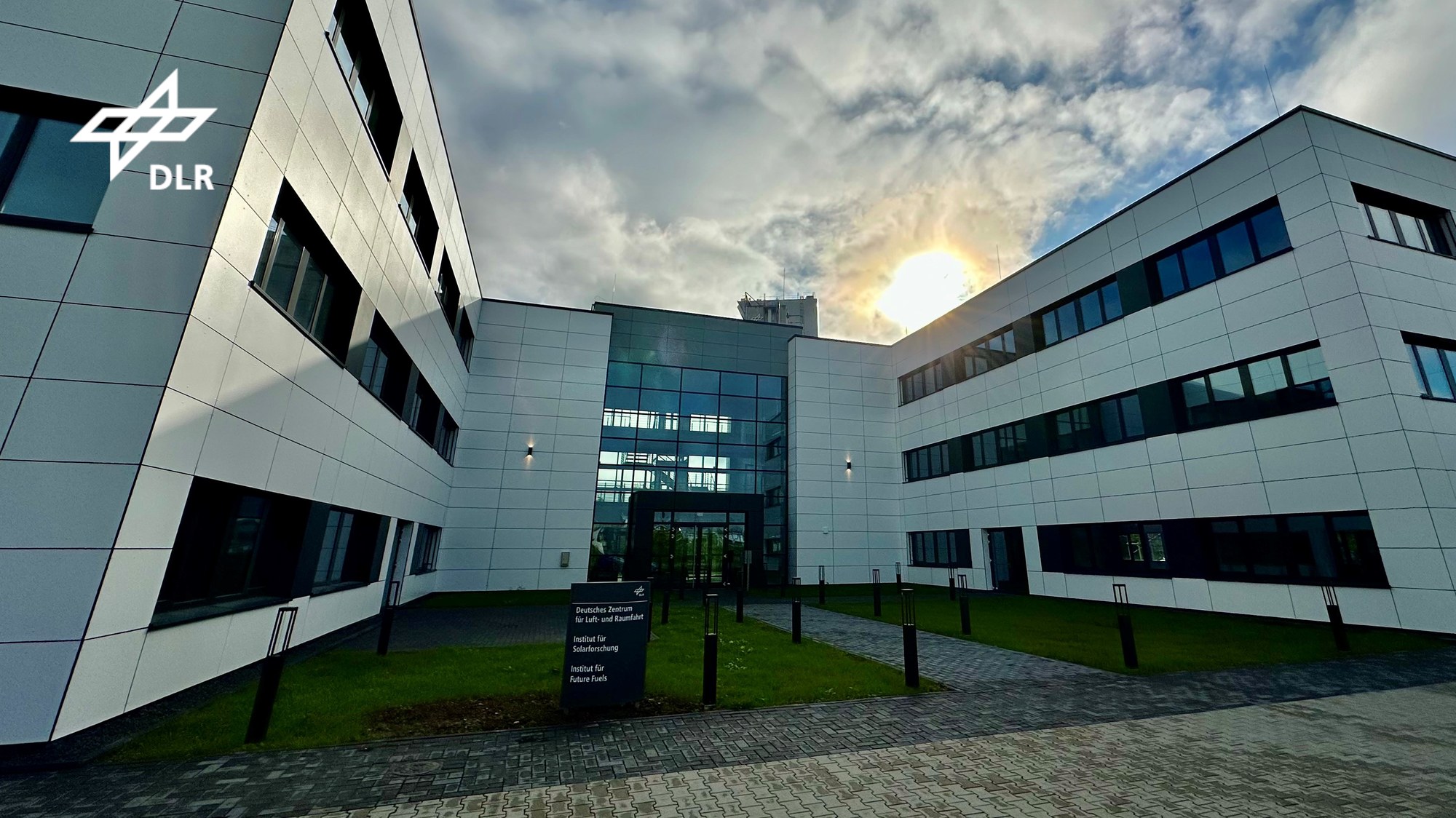 Eine Außenansicht des neuen Hauptgebäudes der DLR Institute für Future Fuels und Solarforschung in Jülich.