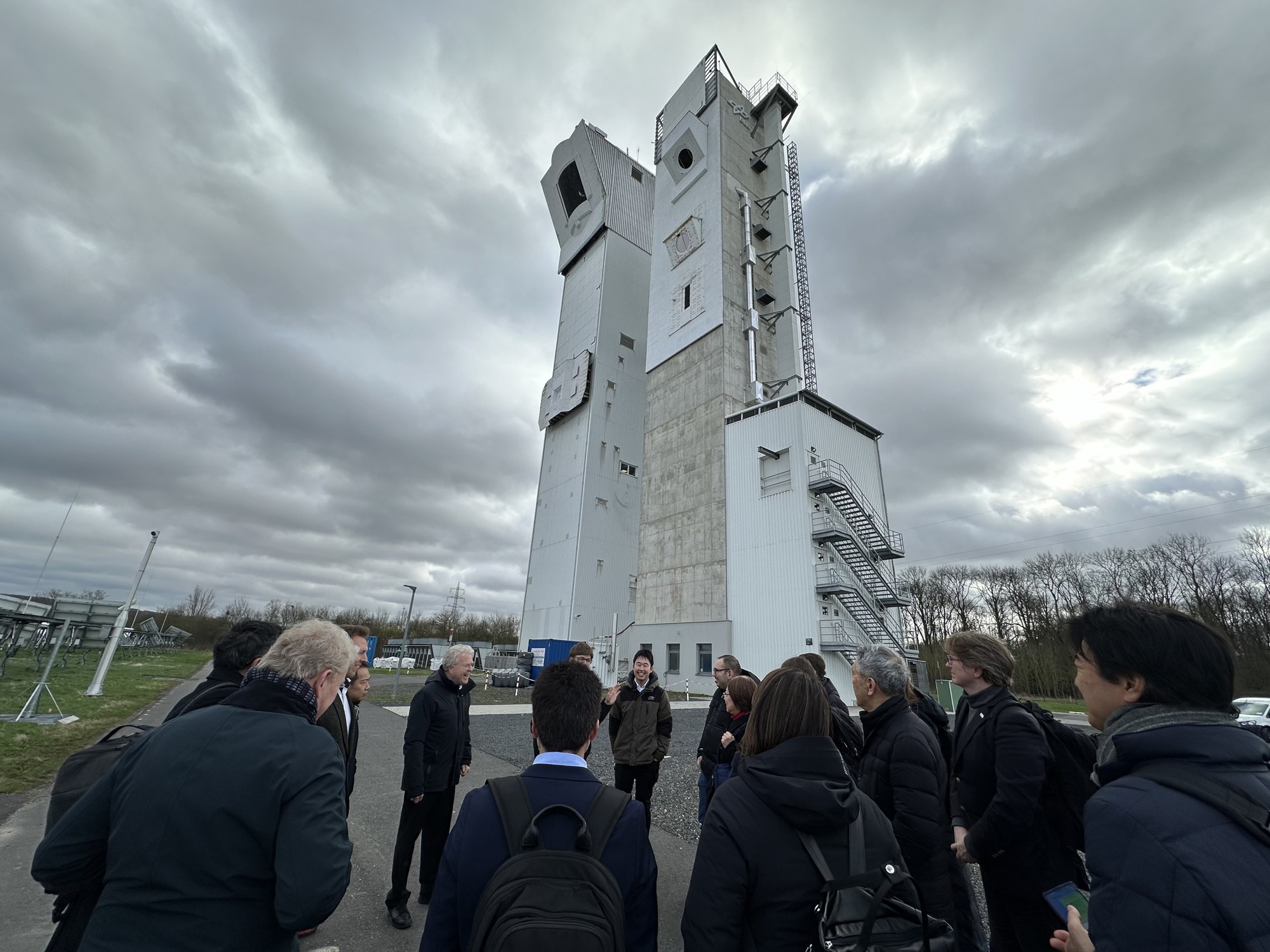 Die japanische Wirtschaft-Delegation am Fuß der Solartüme in Jülich.