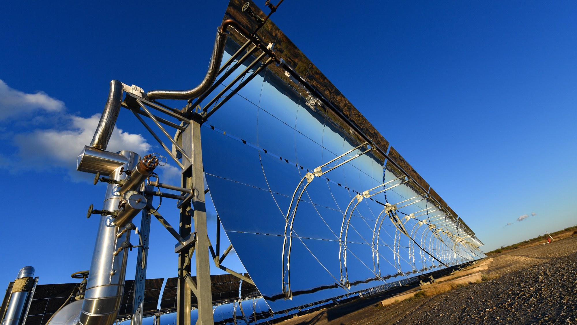 Ein Blick auf eine lange Parabolrinnenanlage auf der Plataforma Solar de Almería (betrieben durch CIEMAT).