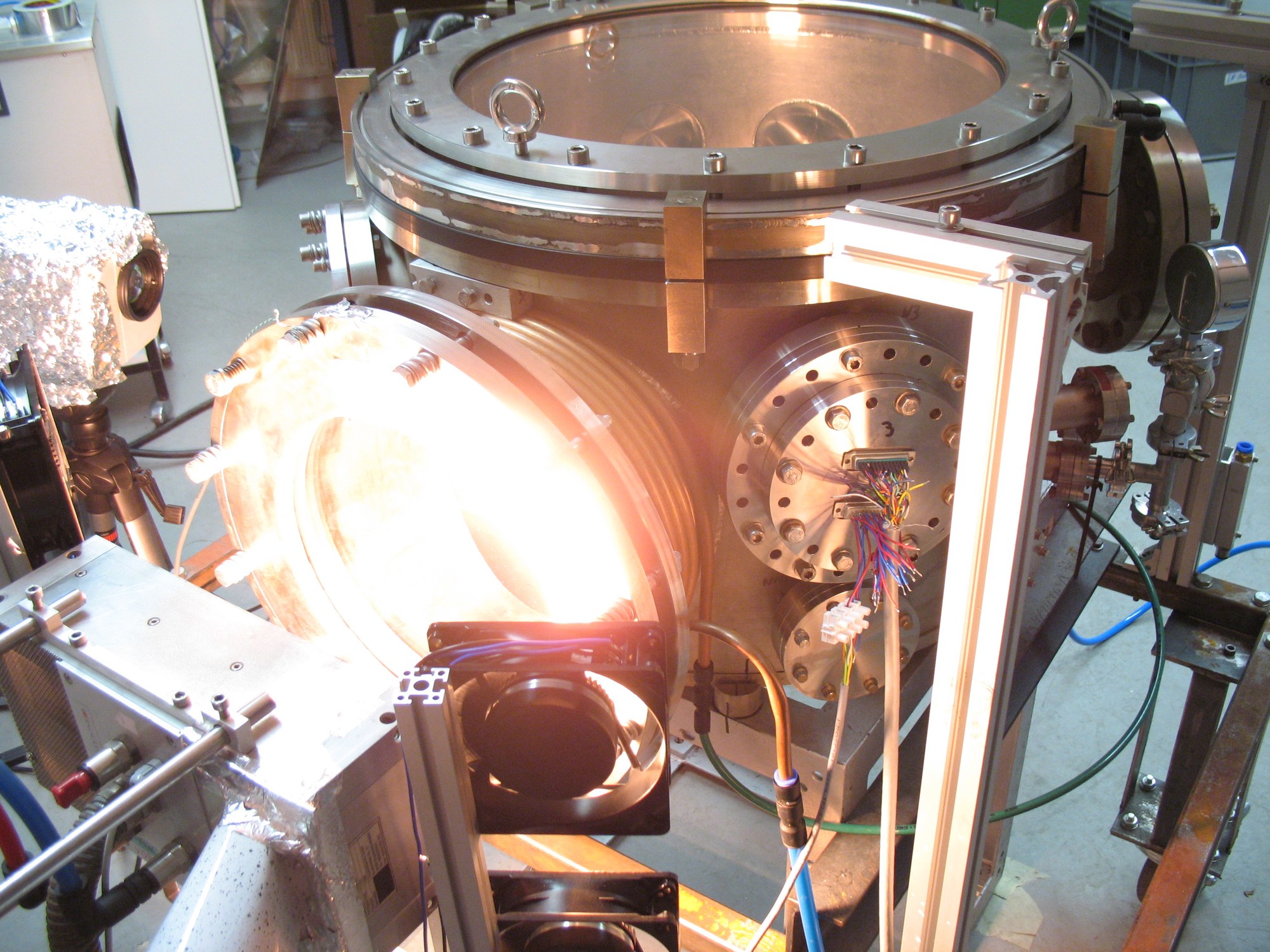 Eine Vakuumkammer wird mit konzentriertem Sonnenlicht erhitzt.