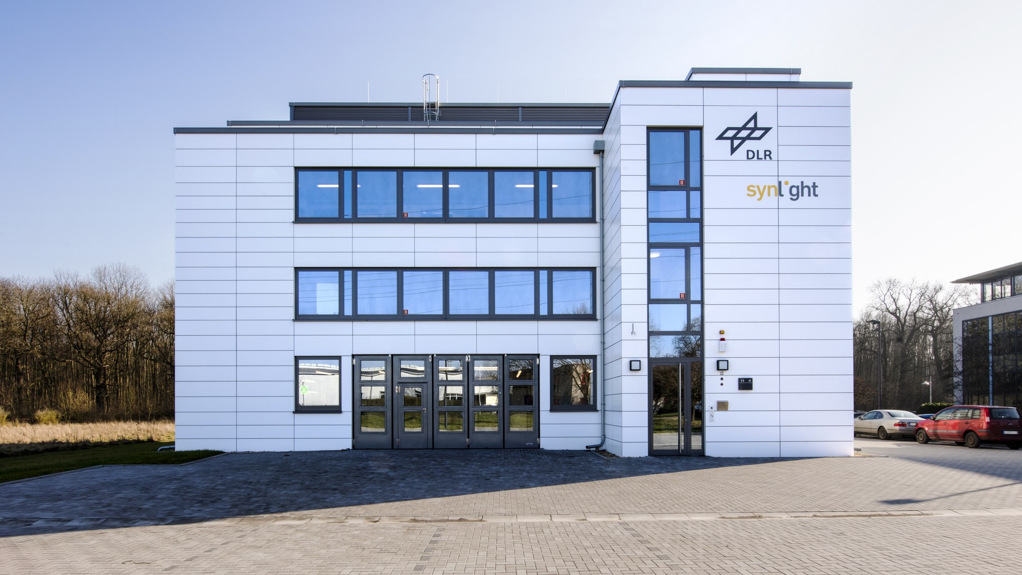 Frontansicht auf das Synlight-Gebäude in Jülich