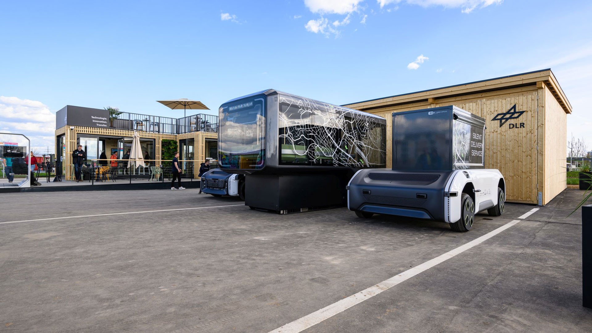 DLR Pavillon auf der Bundesgartenschau mit parkendem U-Shift Fahrzeug