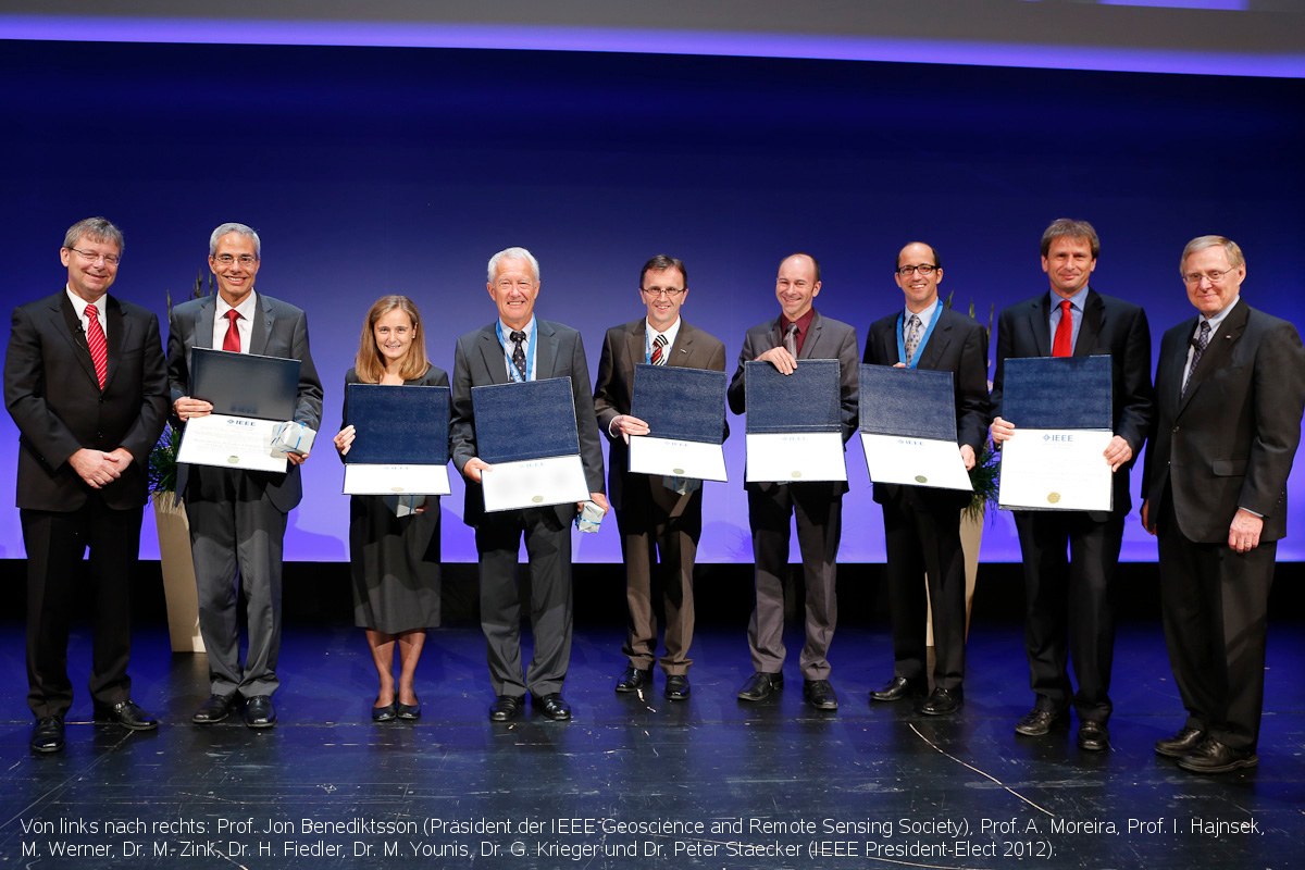 IEEE W.R.G. Baker Award 2012 überreicht an 7 Wissenschaftler des Instituts für Hochfrequenztechnik und Radarsysteme