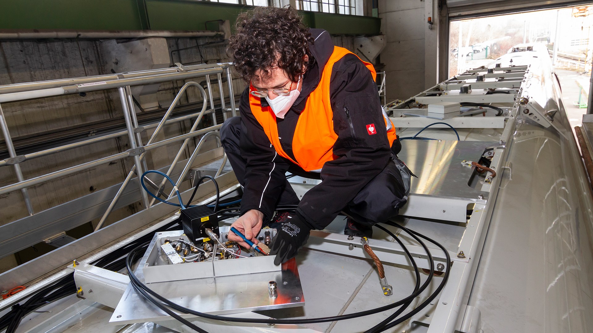 Einbau von Spezialantennen auf dem Dach des "TrainLab"