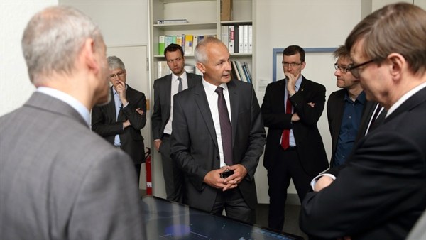 Thoralf Noack stellt Herrn Prof. Wiestler sowie den Gutachtern ausgewählte Arbeiten des DLR zum sicheren Schiffsverkehr vor. ©DLR