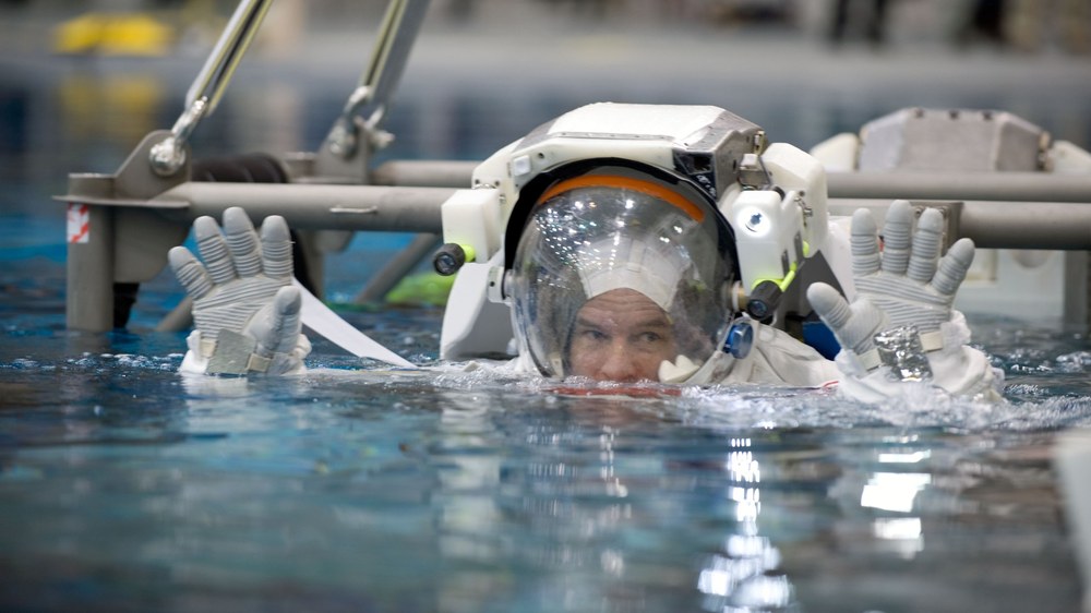 Ein Astronaut geht auf „Tauchstation“. Bild: NASA