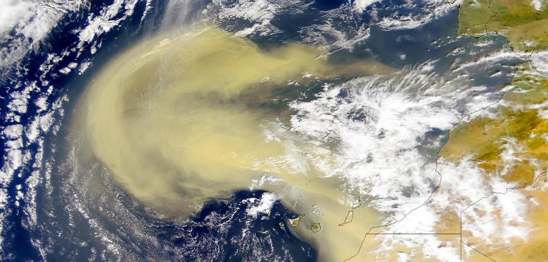 Satellitenaufnahme Sandsturm über der nordwestlichen Sahara.
