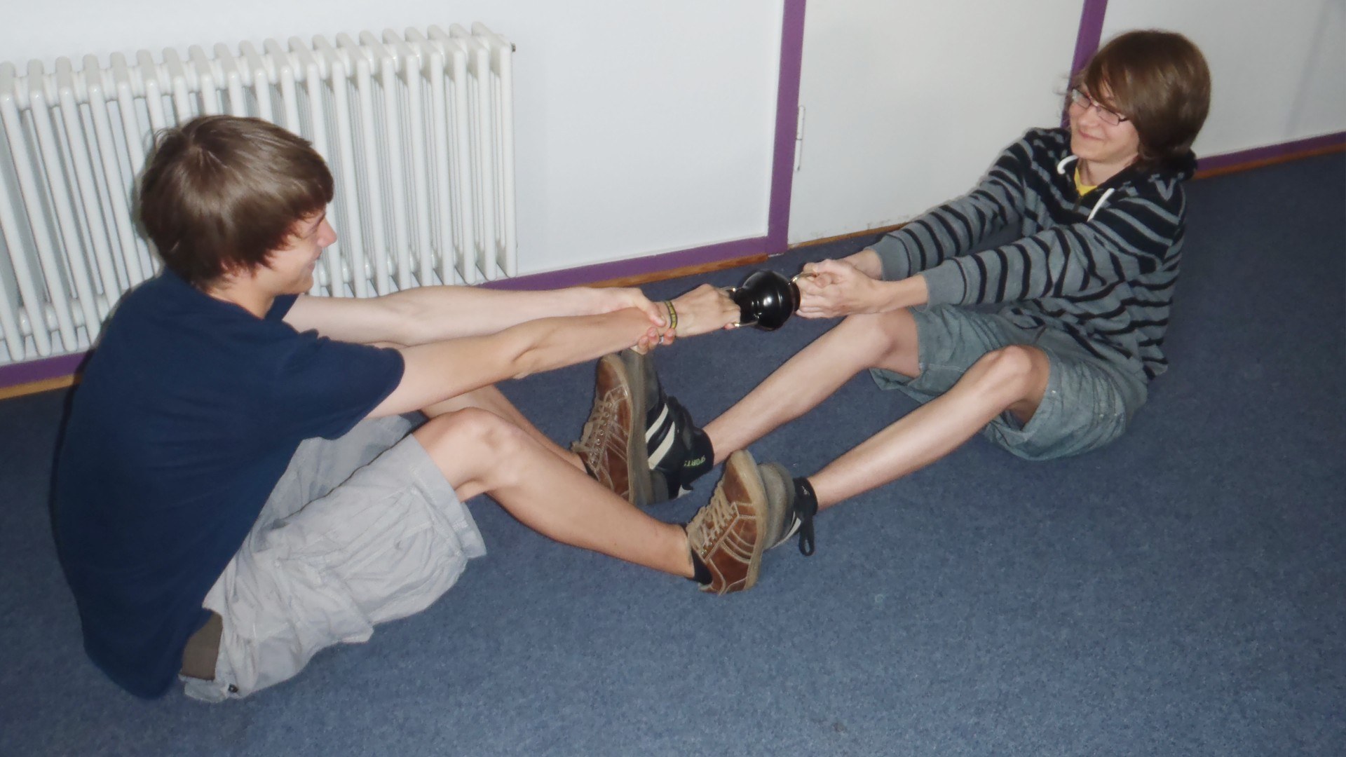 Schüler versuchen  Magdeburger Halbkugeln zu trennen