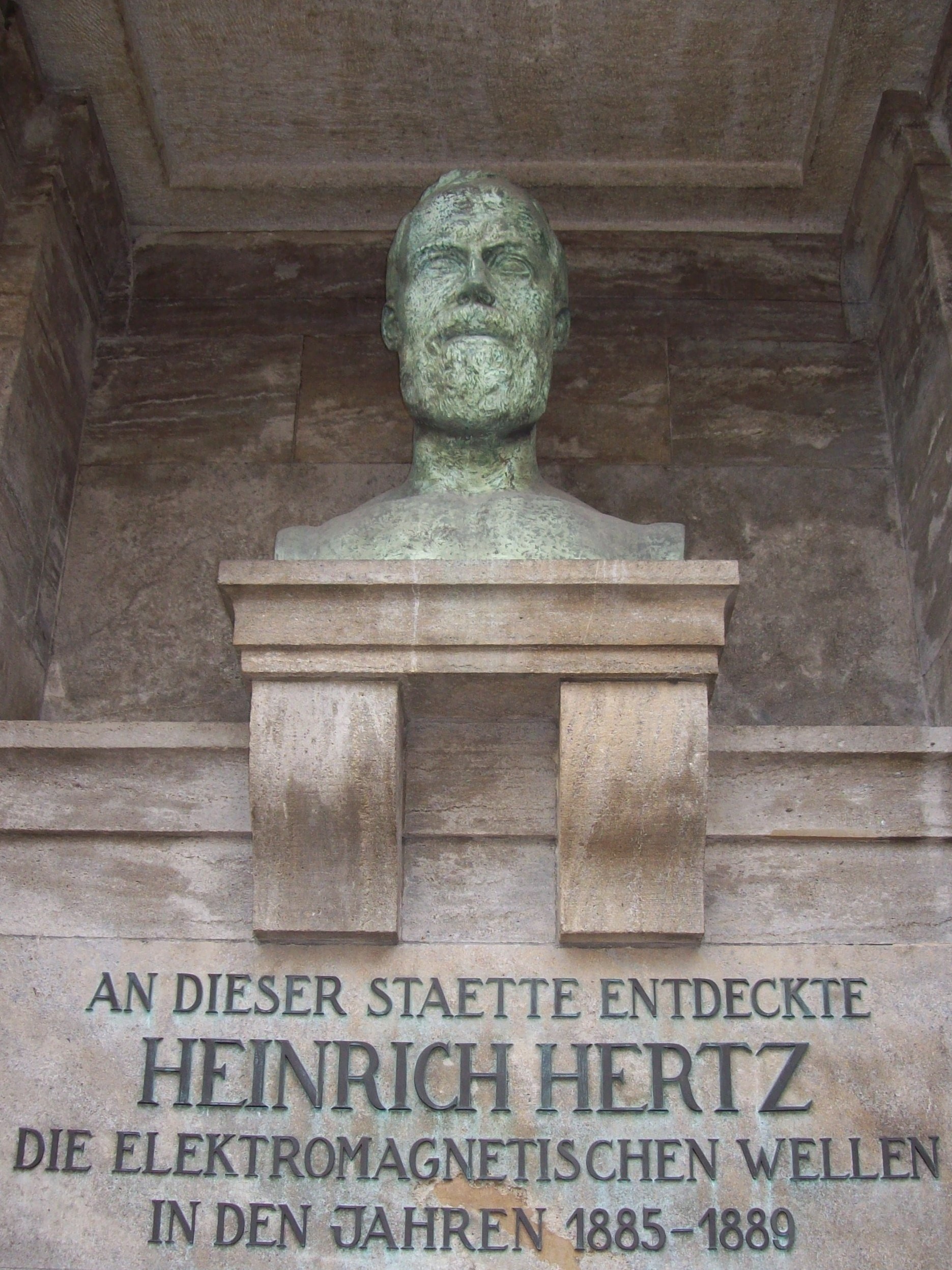 Heinrich-Hertz-Büste auf dem Gelände des Karlsruher Instituts für Technologie.