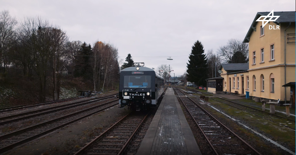 Ferngesteuerter Zug fährt mit 5G durch das Erzgebirge