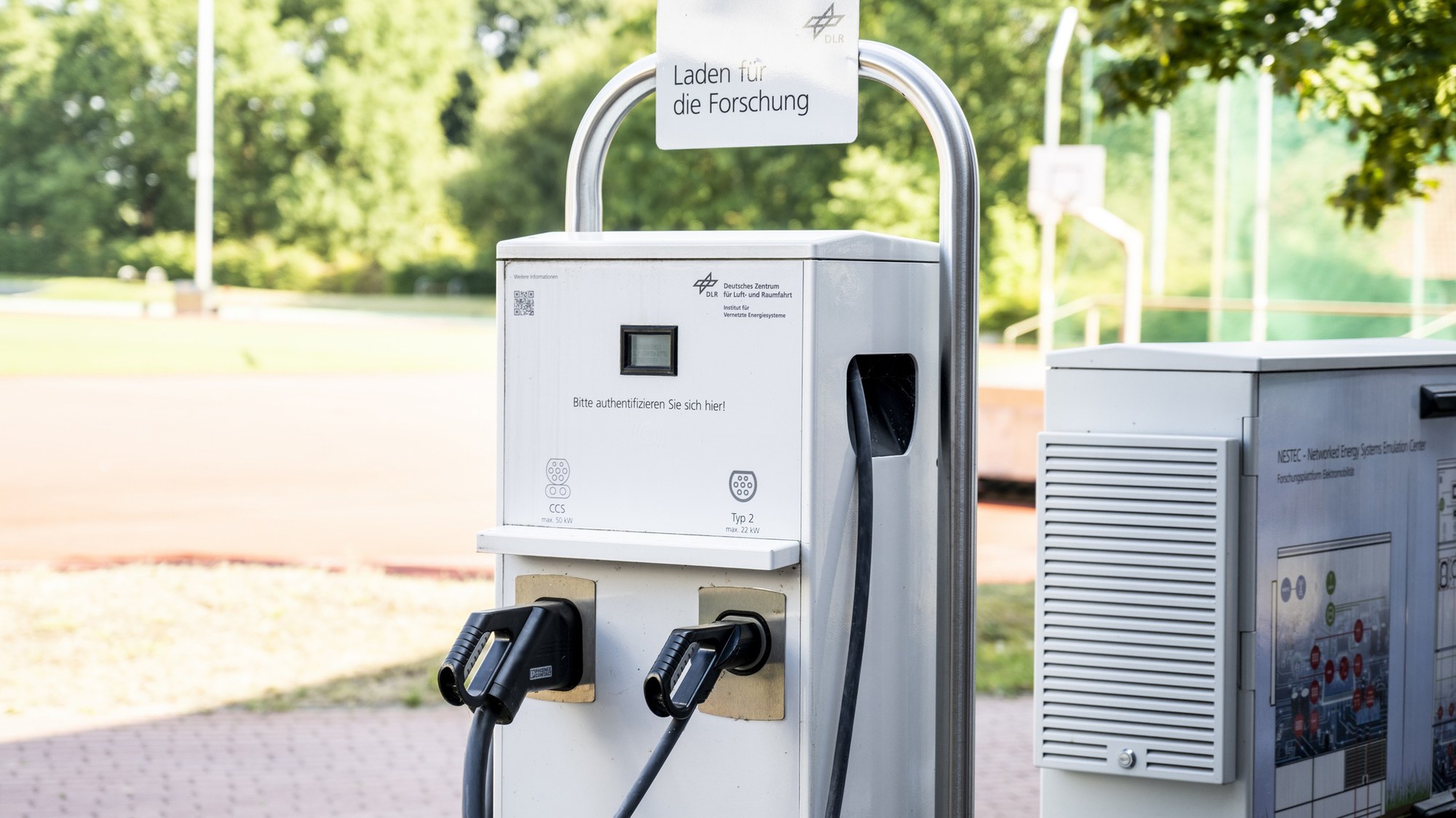 Ladesäule für Elektroautos mit der Aufschrift „Laden für die Forschung“