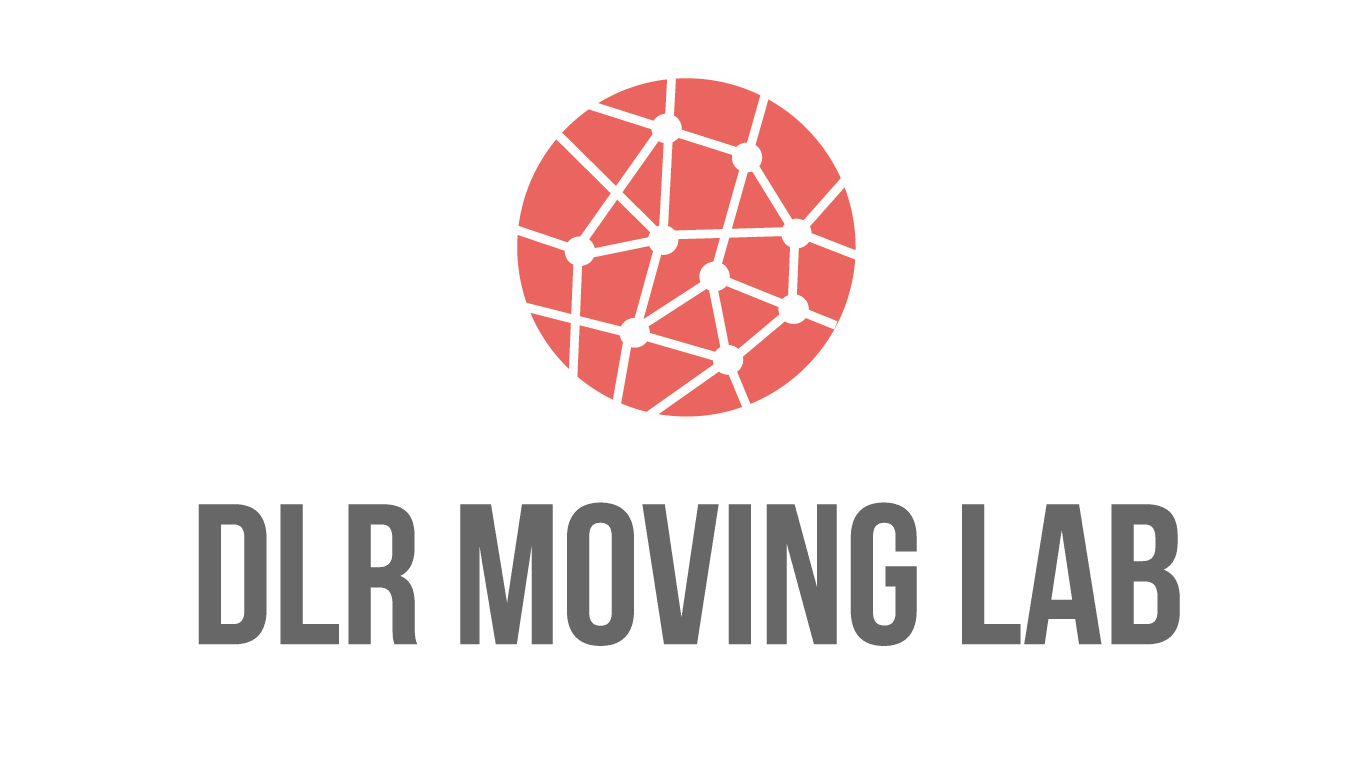 Das Logo vom MovingLab hat einen roten Kreis mit weißen Linien sowie weißen Punkten. Es symbolisiert die Erde mit Strecken zwischen verschiedenen Standorten. Darunter steht in Großbuchstaben DLR MOVING LAB.