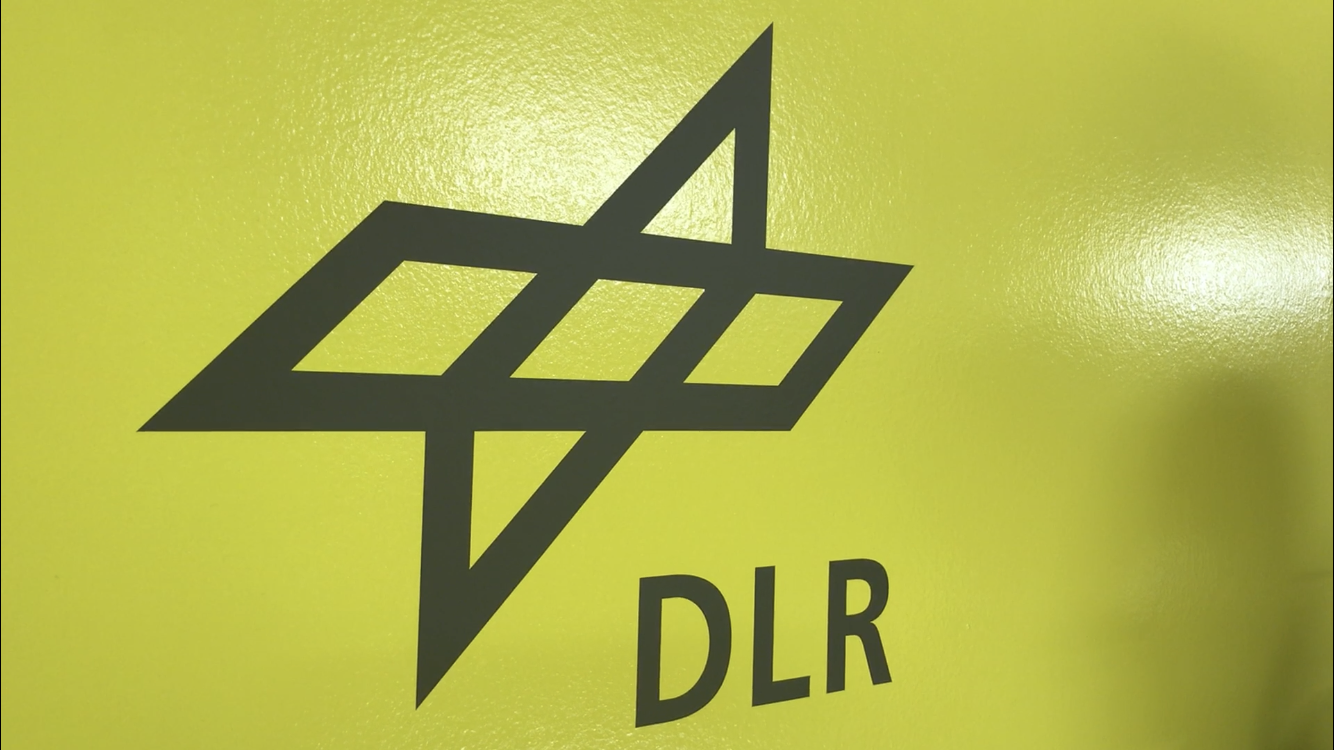 DLR-Logo vor gelbem Hintergrund