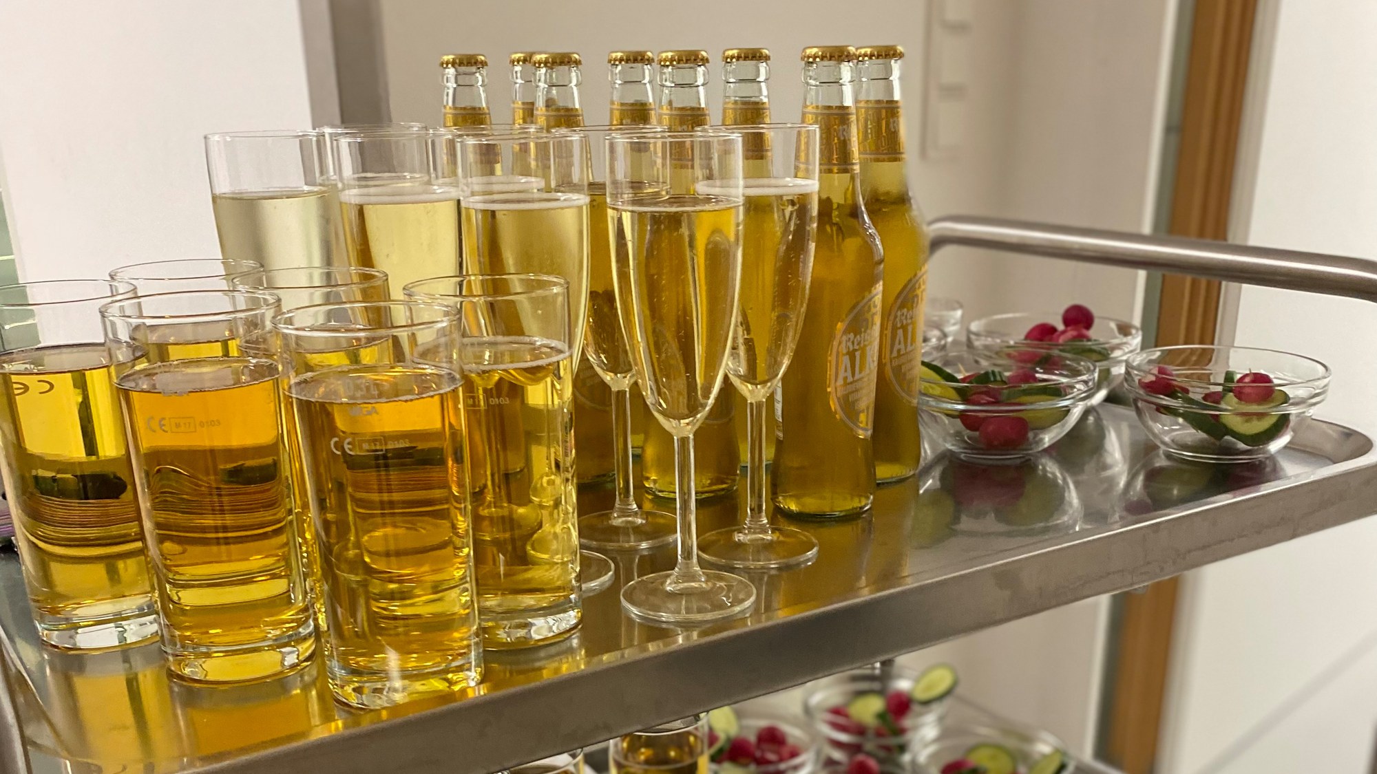 Party drinks included non-alcoholic sparkling wine, non-alcoholic Kölsch beer and apple juice spritzer