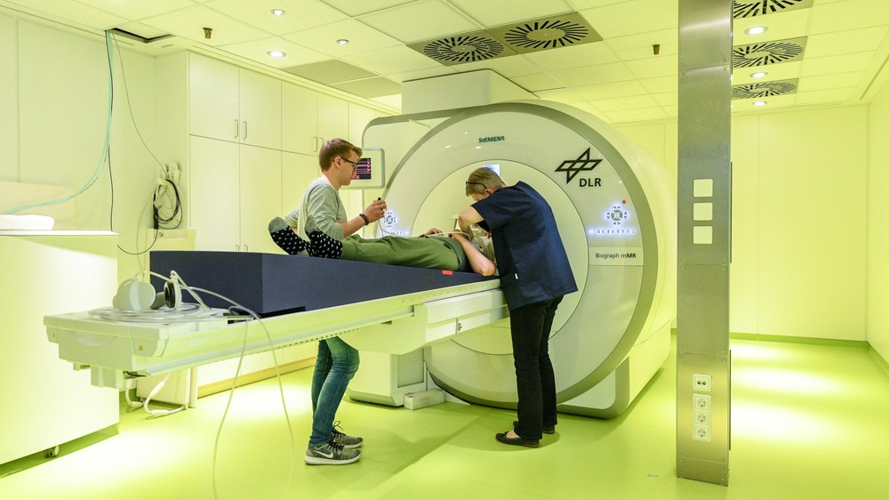 Examinations using magnetic resonance imaging (MRI)