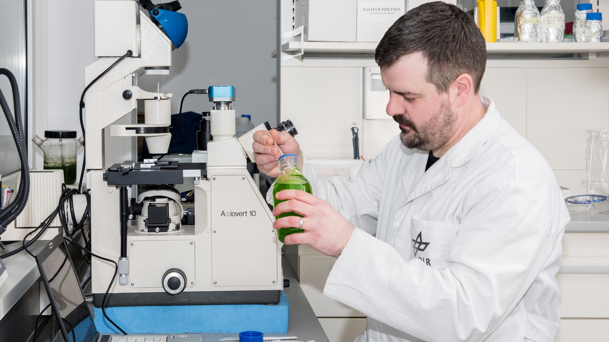 Jens Hauslage examines samples in the laboratory