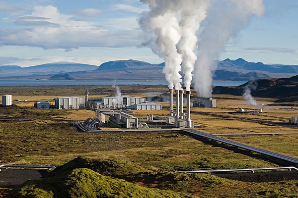 Das Nesjavellir-Geothermie-Kraftwerk in Þingvellir, Island, Bild: Gretar Ívarsson – Edited by Fir0002. Bild oben: Flicka