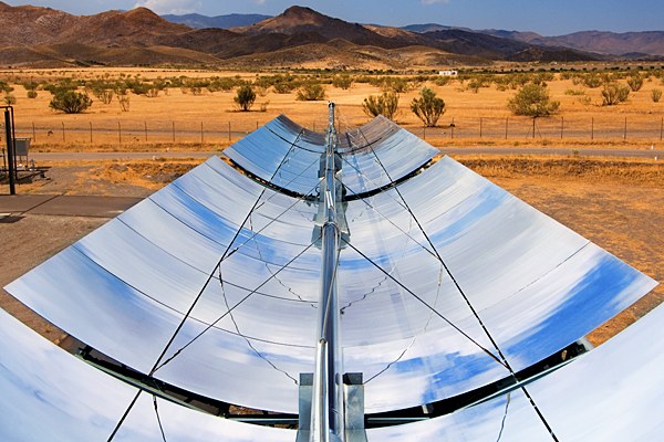 Parabolrinne auf der Plataforma Solar de Almería. Bild: DLR/Steur. Bild oben: Heliostat eines Turmkraftwerks. Bild: DLR/Steur