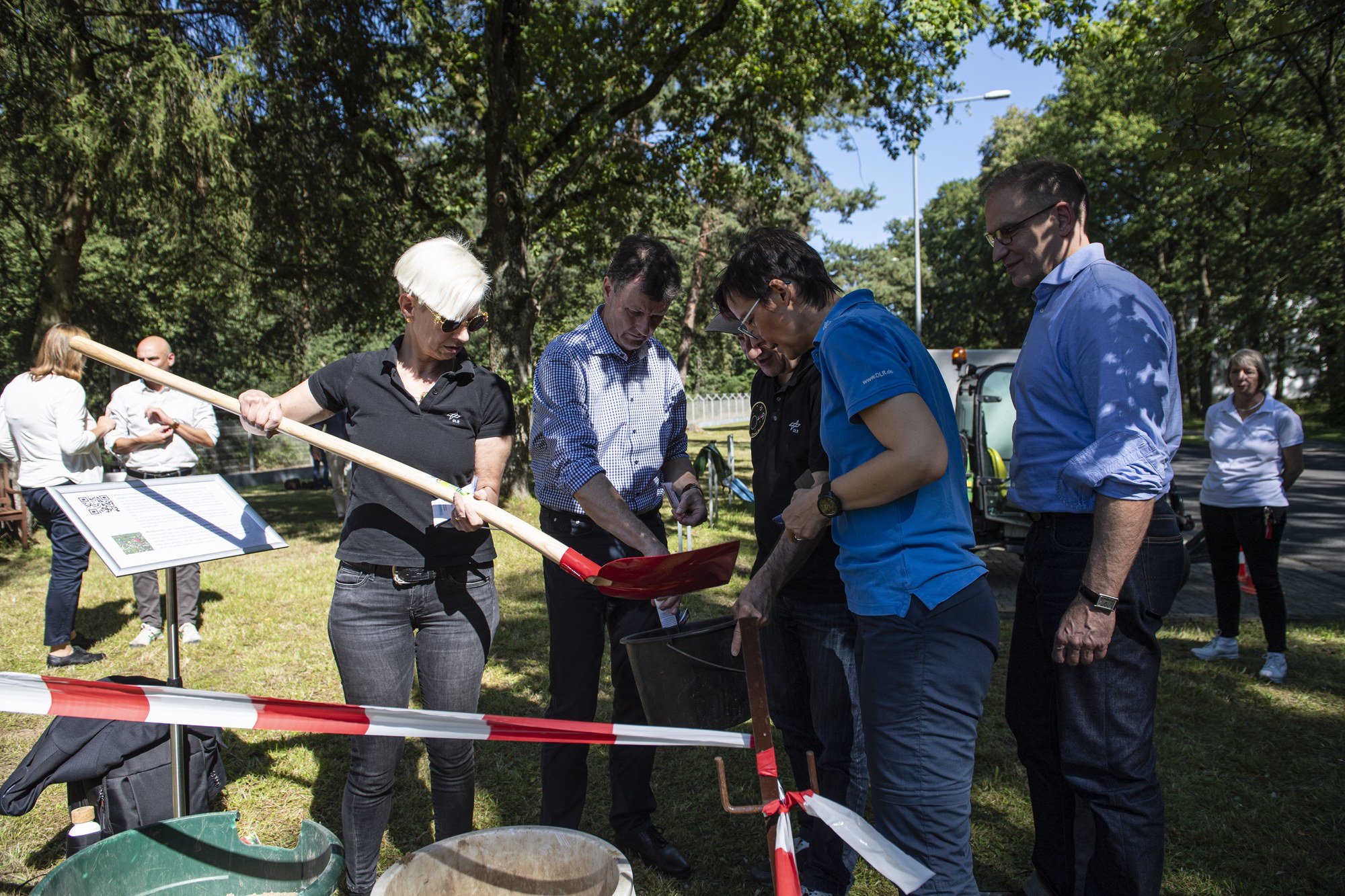 Biodiversity action day at DLR's Cologne-Porz site