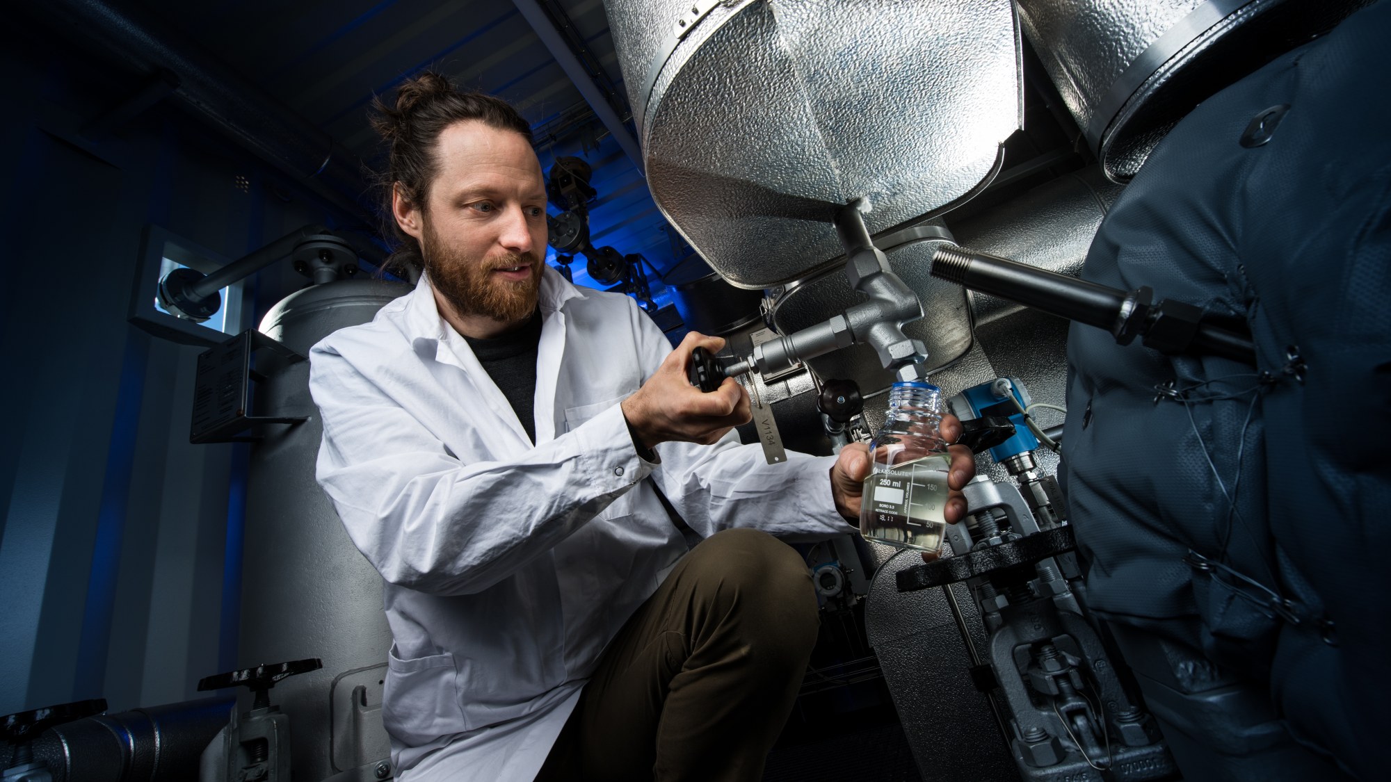 A scientist of the institute investigating the thermal stability of novel heat transfer fluids.