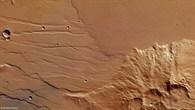 Lavaströme am Fuß des Mistretta-Kraters auf dem Mars