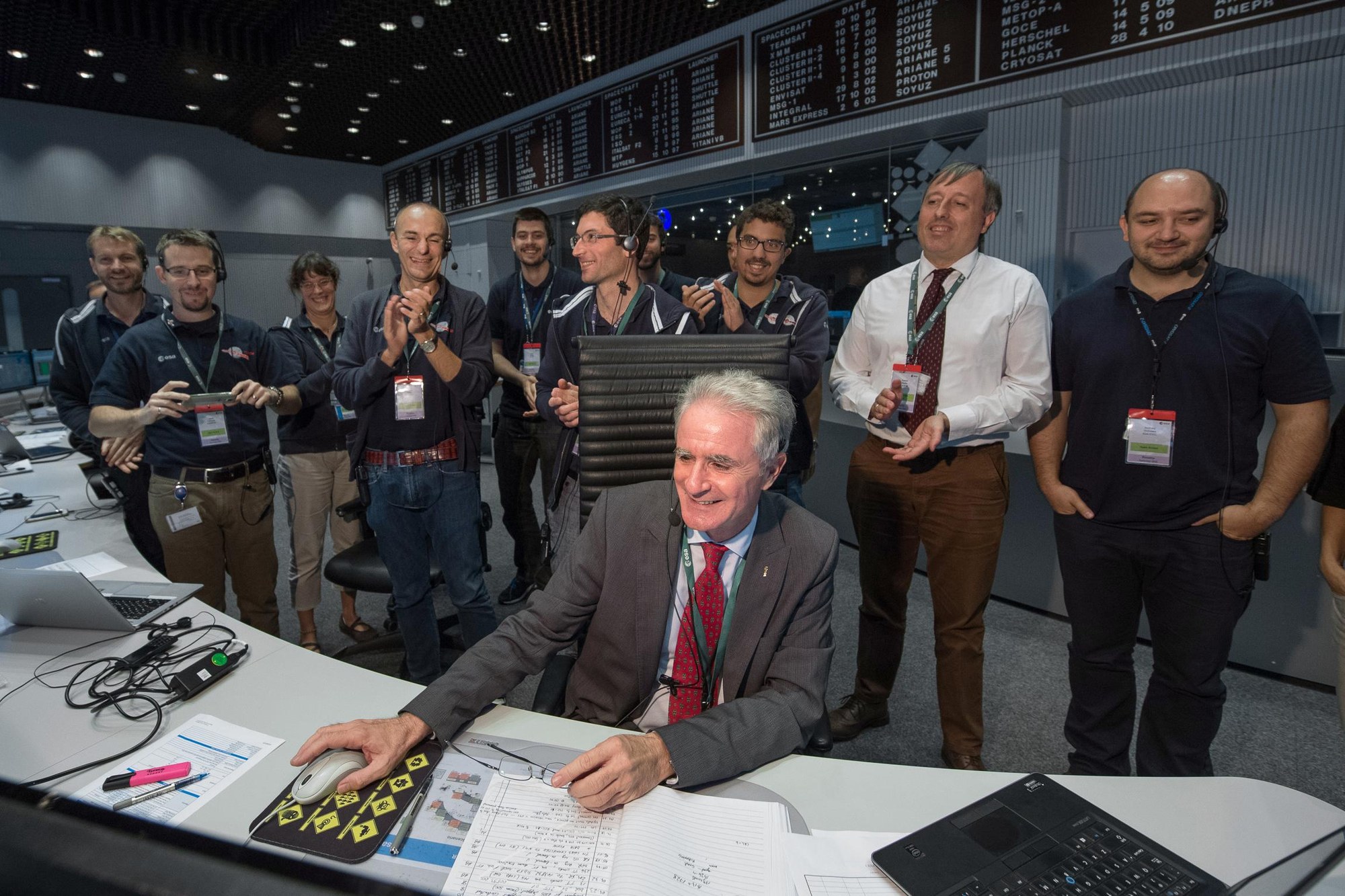 Paolo Ferri, Head of Mission Operations at ESA, clicks on the mouse to send the final control command to Rosetta on 30 September 2016