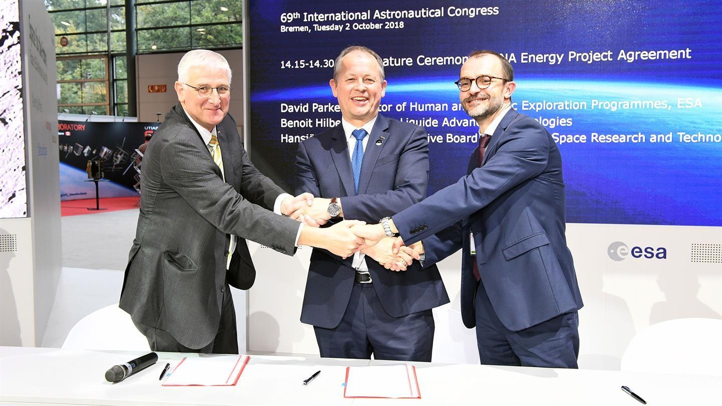 Contract signed for LUNA at the IAC 2018 in Bremen