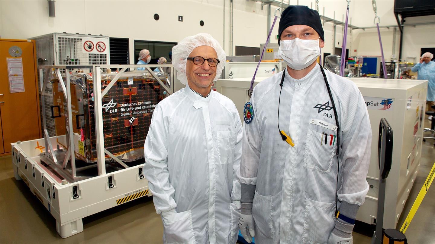 Hartmut Müller and Sebastian Kottmeier in front of the Eu:CROPIS satellite