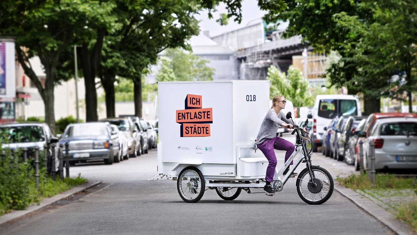 Heavy-duty bicycles can transport cargo on Euro pallets