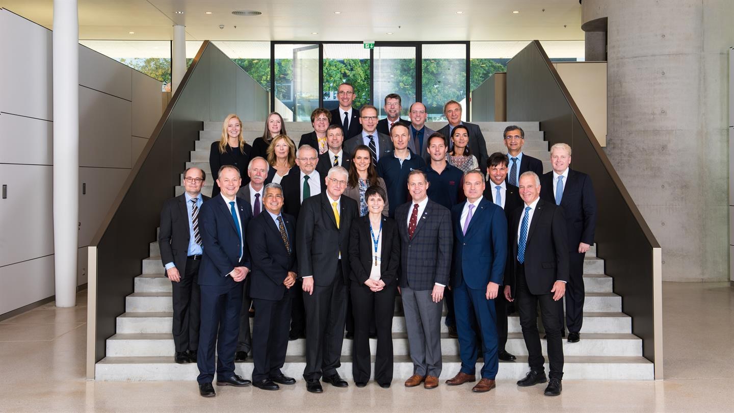 Jim Bridenstine, NASA Administrator, Hansjörg Dittus, DLR Executive Board Member for Space Research and Technology, Walther Pelzer, DLR Executive Board Member responsible for the Space Administration, with ESA astronauts and DLR employees in Cologne.