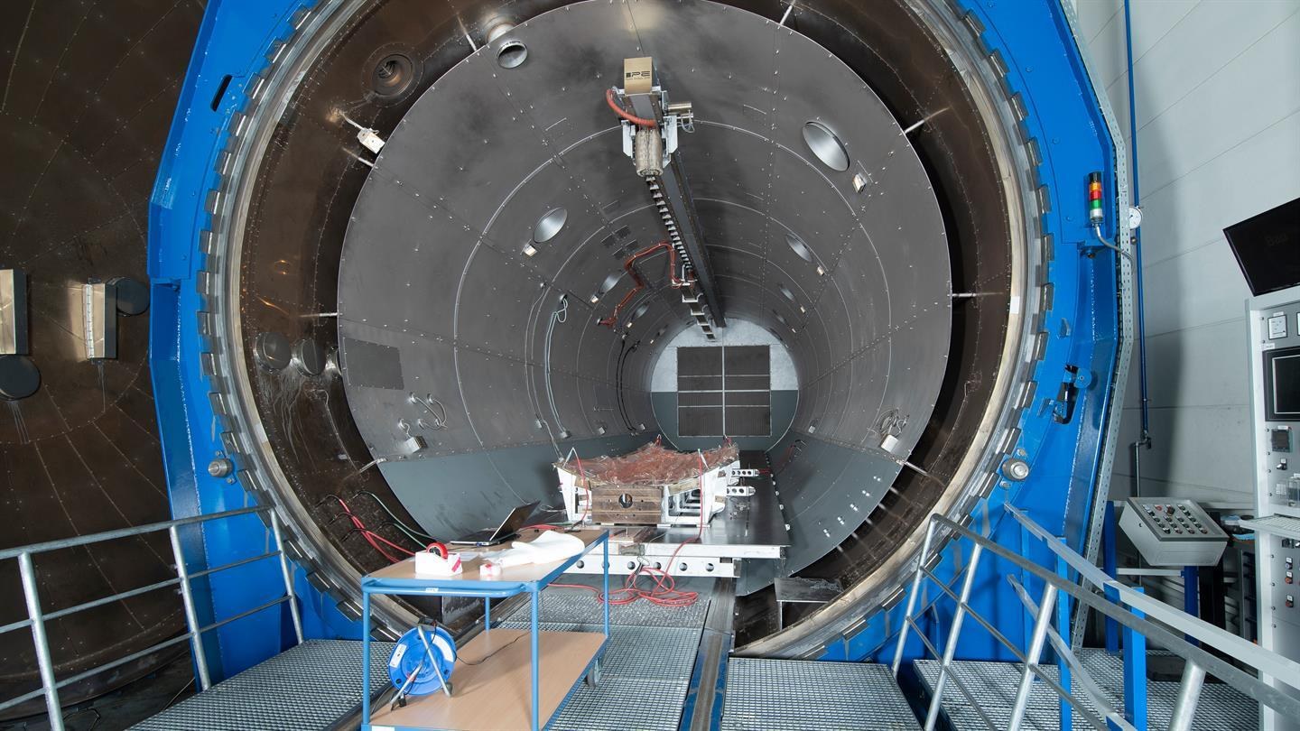 Demonstrator and vacuum assembly at the final hardening point in the research autoclave BALU