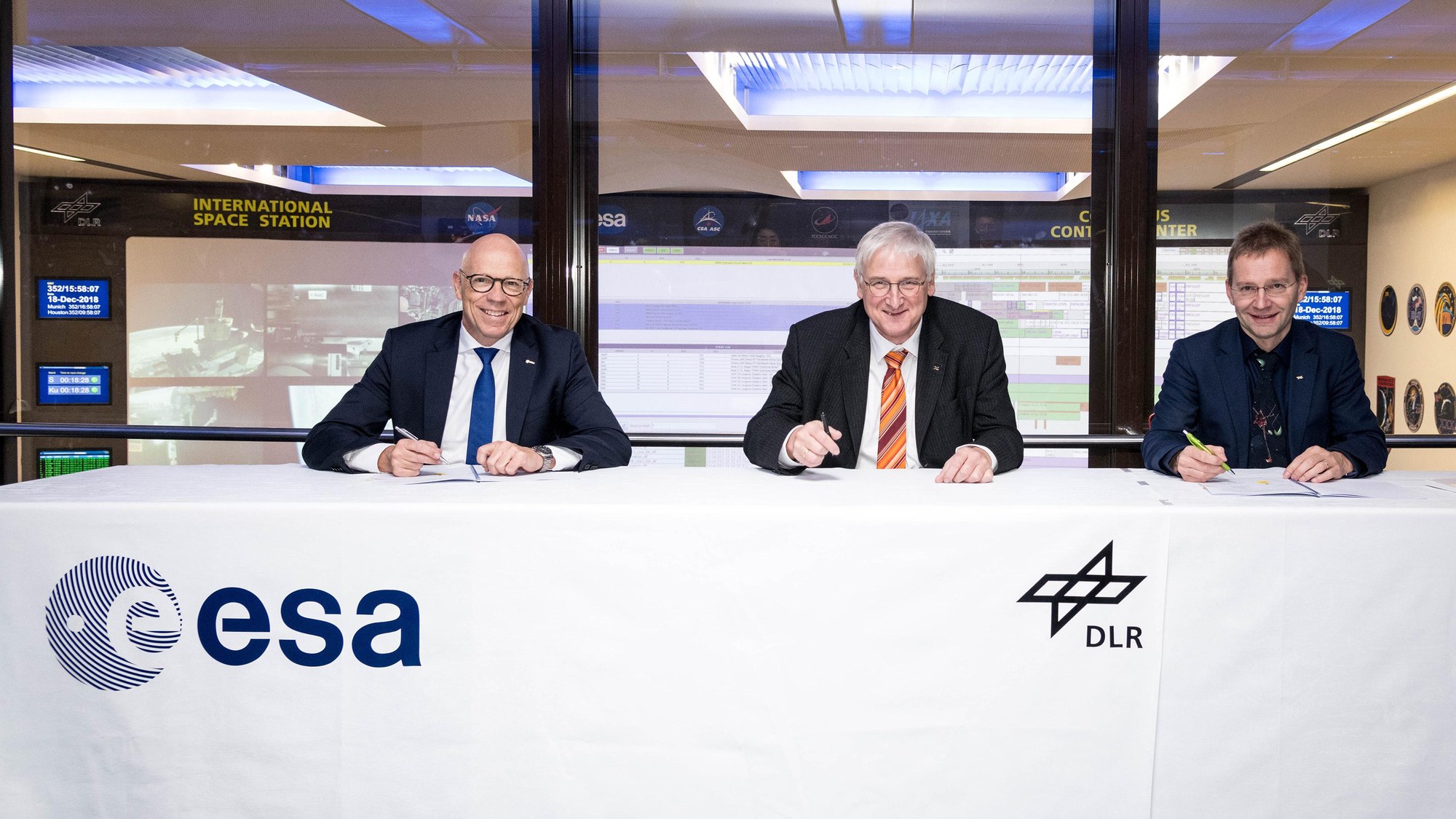 Rolf Densing, Hansjörg Dittus and Felix Huber sign the cooperation agreement