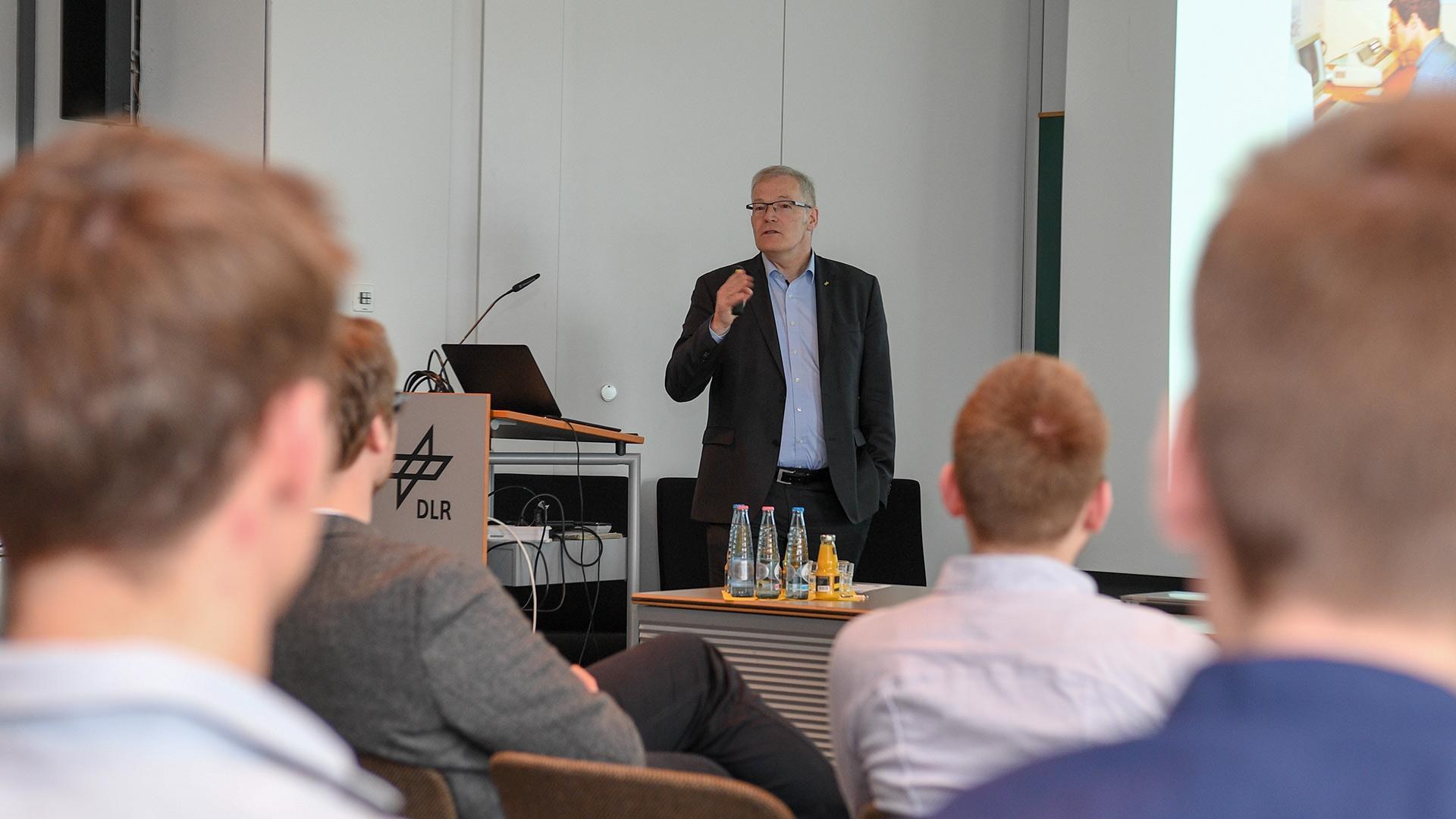 Rolf Henke, the DLR Executive Board Member for aeronautics research, welcomes the participants