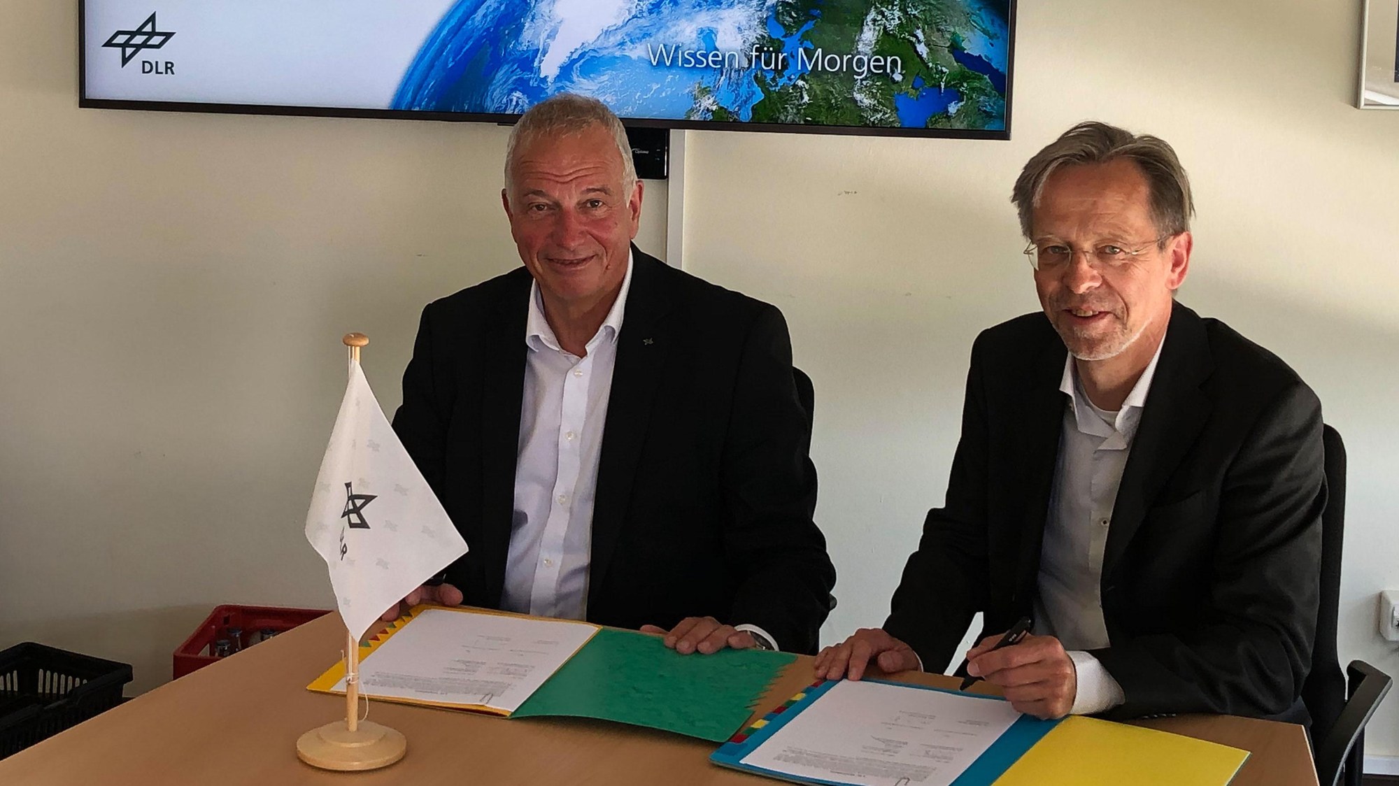 Bernd Knabe (right), Lufthansa Consulting GmbH, and Rolf-Dieter Fischer (left), DLR Technology Marketing, at the signing of the strategic innovation partnership.