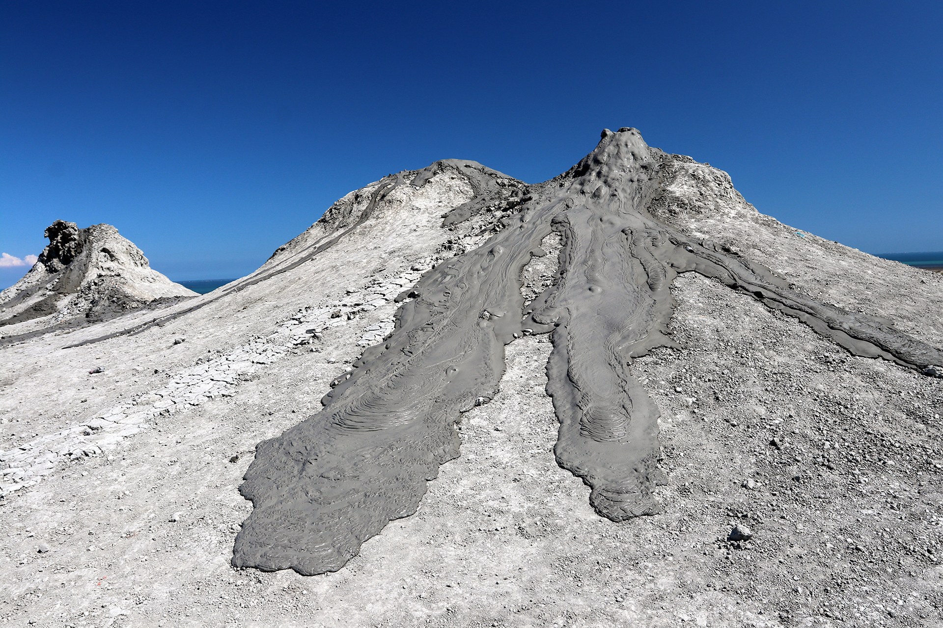 Active mud volcanoes on Earth