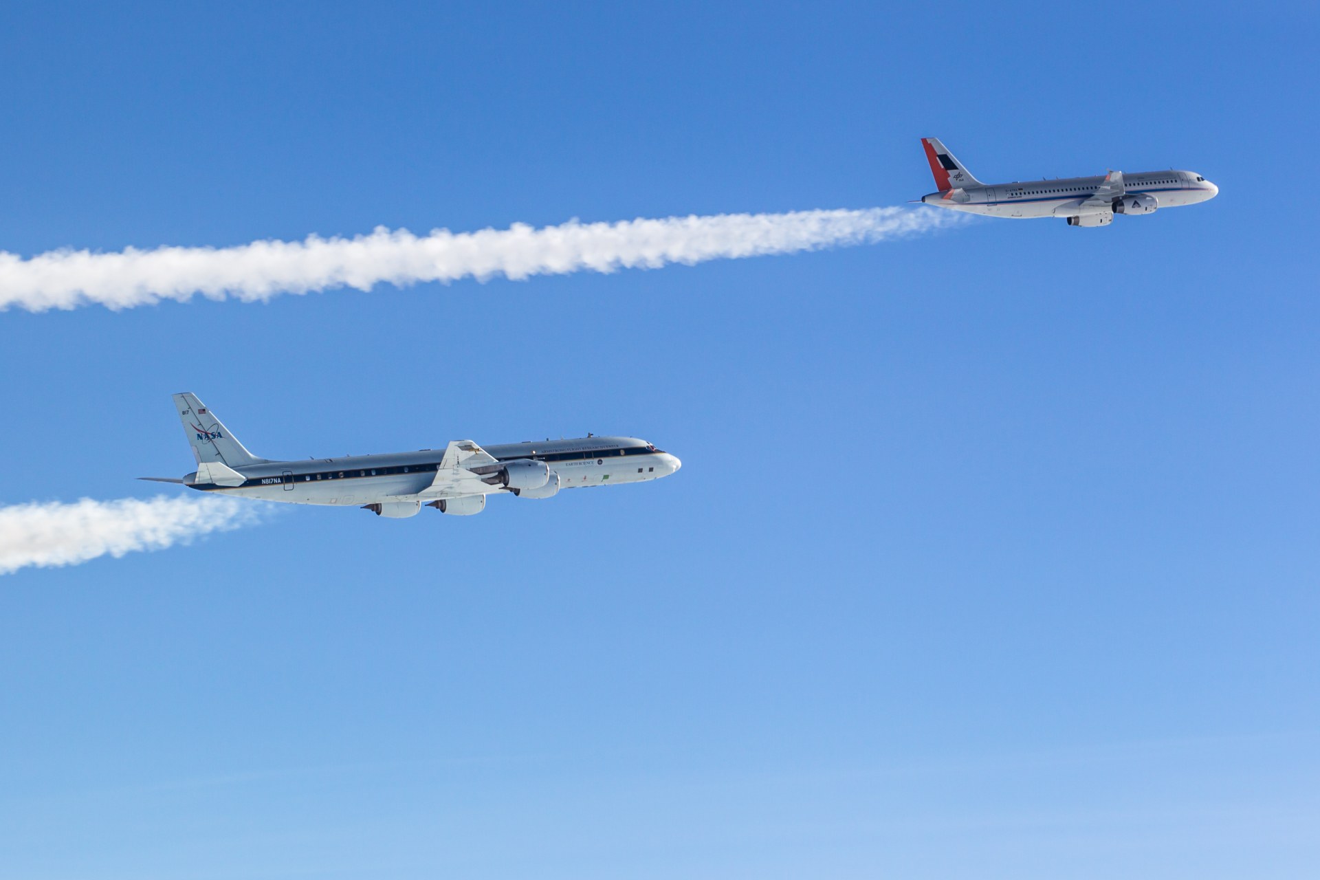 NASA’s DC-8 and DLR’s A320 ATRA aircraft in flight