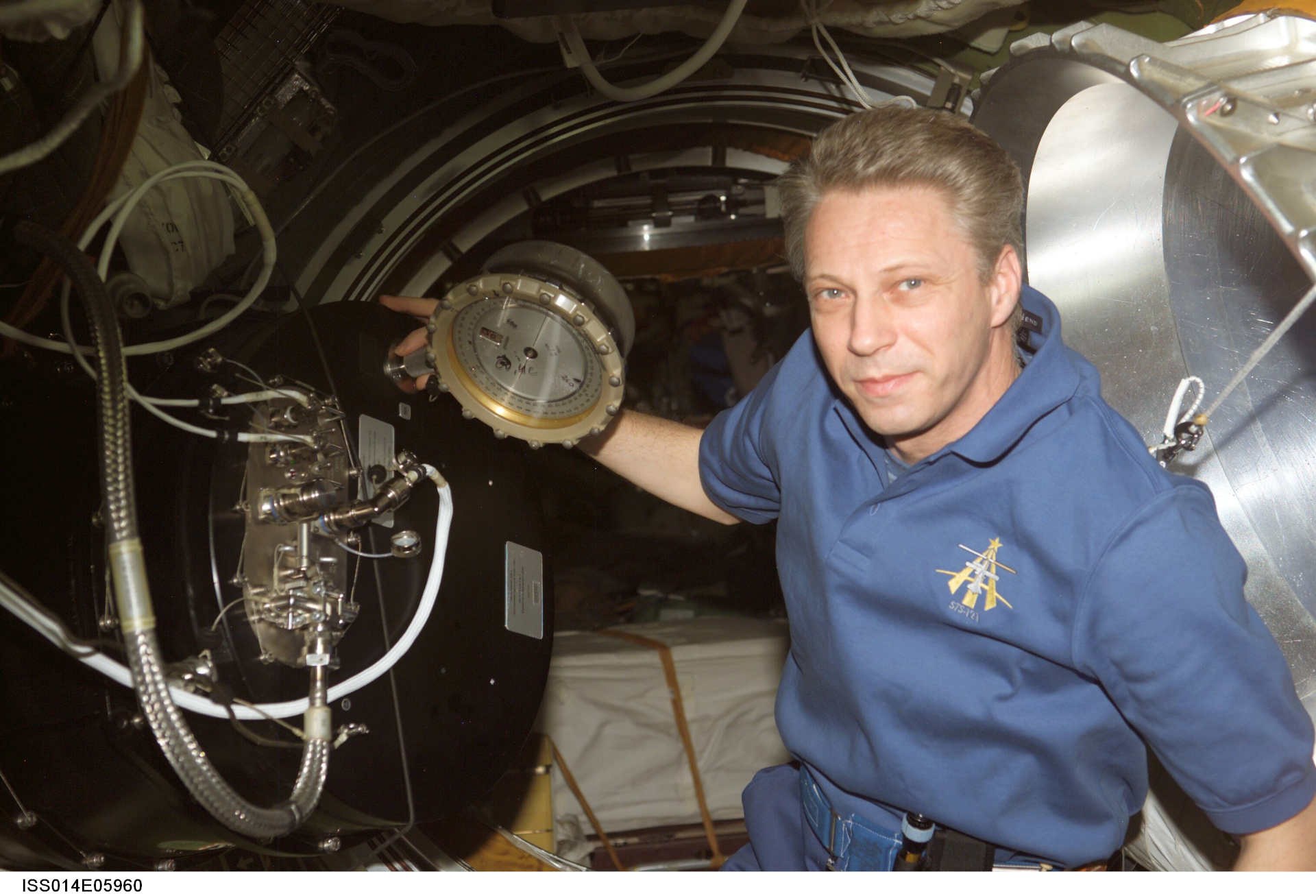 Astronaut Thomas Reiter with the 'PK-3 Plus' apparatus in October 2006, during his Astrolab mission on the ISS