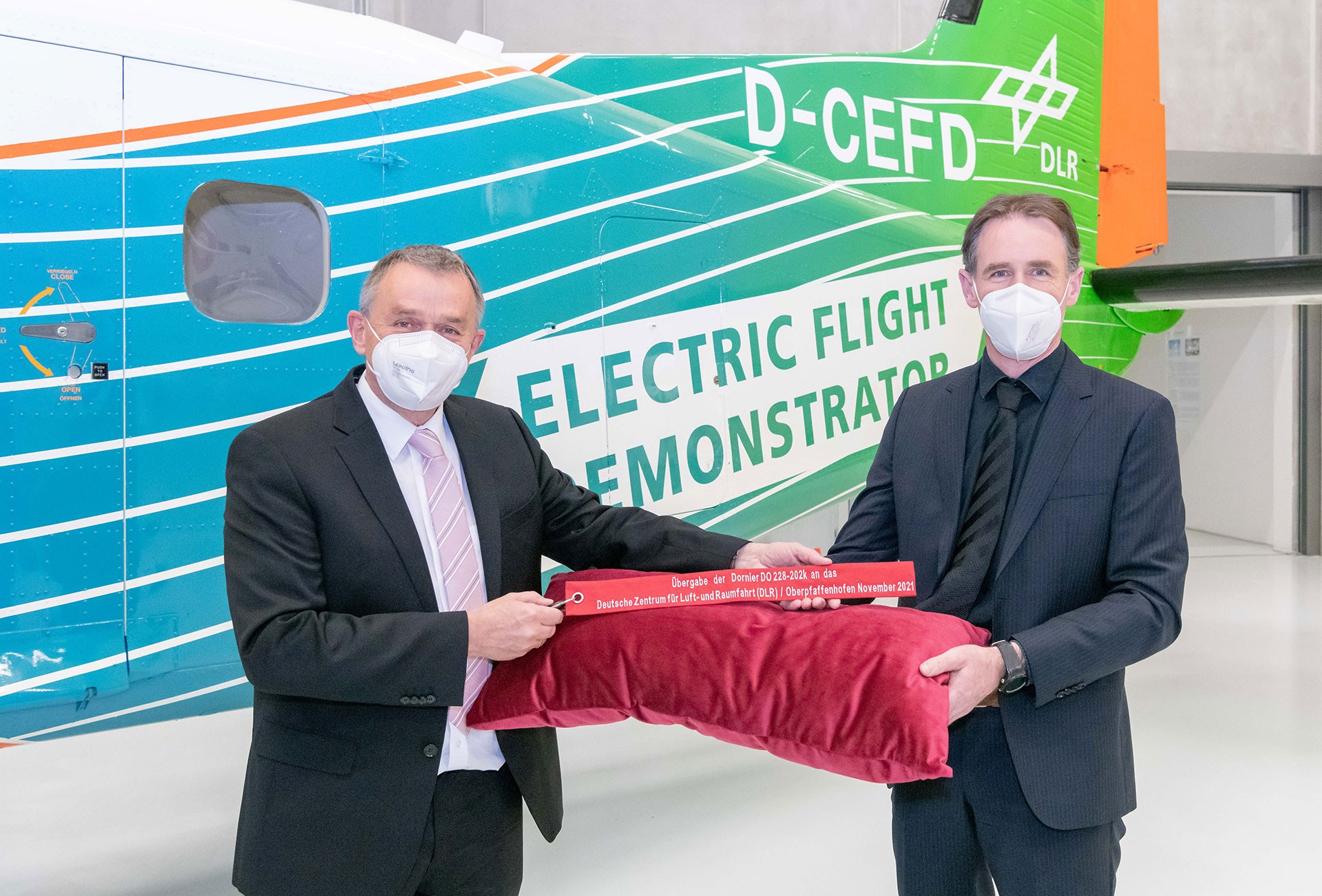 Handover of the 'DO 228' from General Atomics AeroTec Systems to DLR