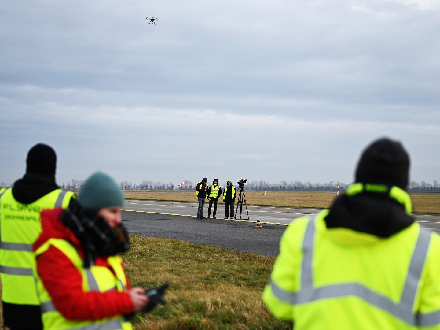 Flight tests with real and virtual drones