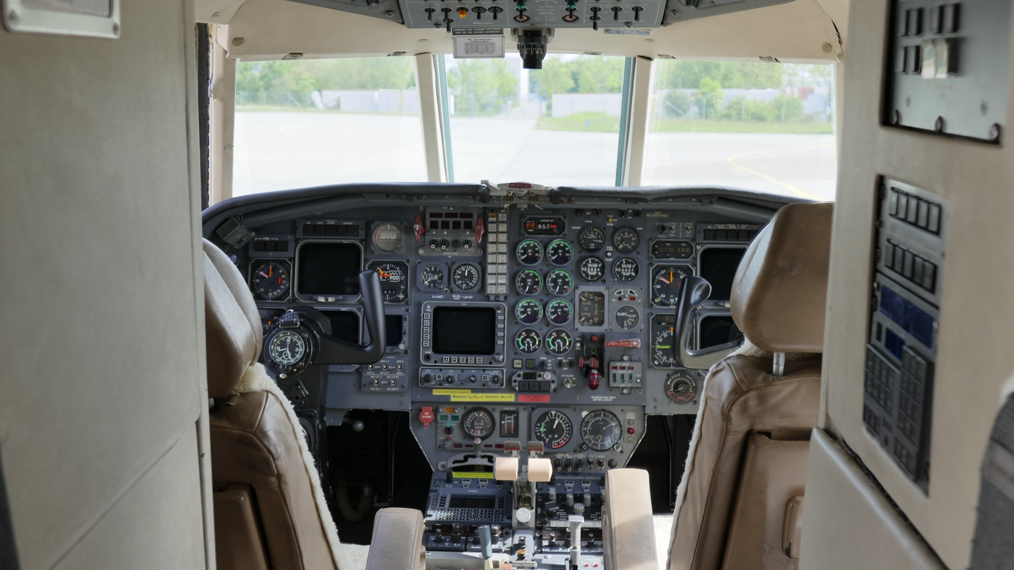 Cockpit of the research aircraft Falcon 20E-5 (D-CMET)